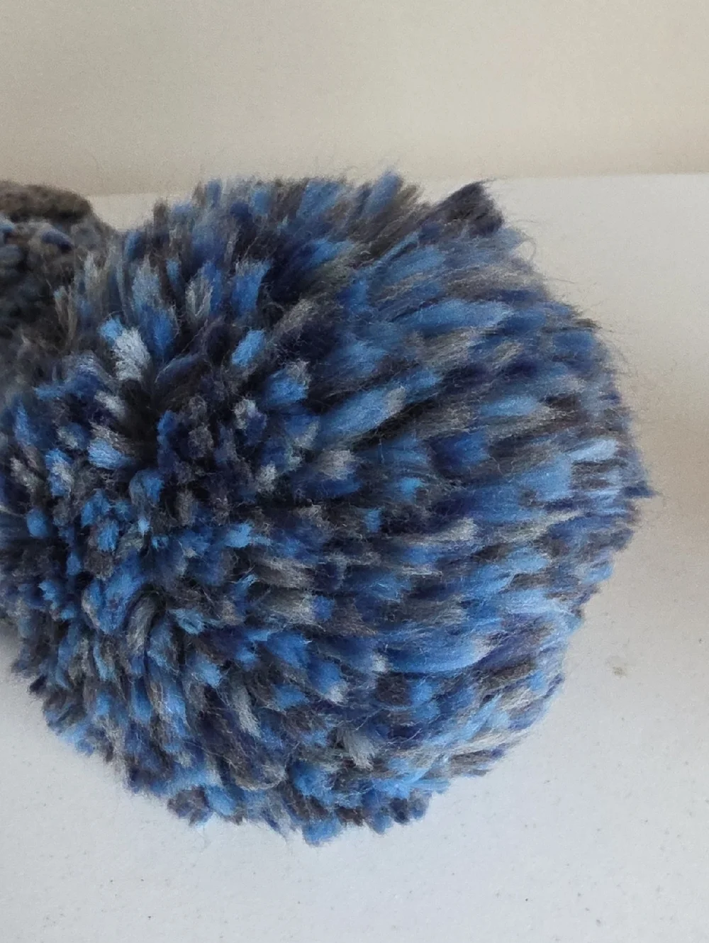 ROOTS | chunky knit pom-pom beanie with a grey ribbed cuff sz OS